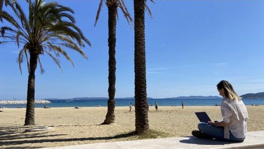Au Lavandou, la tête au bureau, les pieds en vacances !
