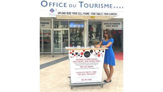 Une borne solaire gratuite pour la recharge des smartphones et l'accès au Wi-Fi à l'Office de Tourisme de Cannes