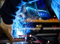 Propositions pour la relance de l'industrie française : L'UIMM et trois organisations syndicales représentatives de la métallurgie (CFDT, CFECGC et FO) signent un manifeste
