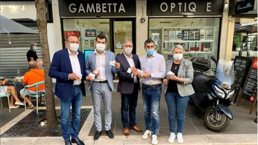 La ville de Nice distribue des chèques parking aux commerçants du bas du Boulevard Gambetta pour leur clientèle