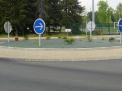 LA ROQUETTE SUR SIAGNE : Un rond-point à l'angle de l'Avenue de la République et du chemin de la Vignasse