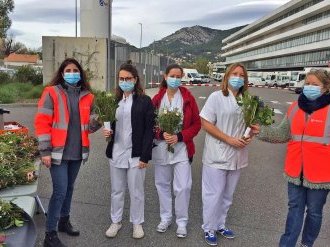 A Toulon, 1 000 bouquets pour dire merci au personnel soignant !