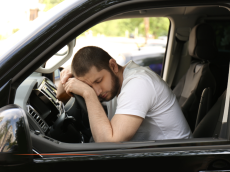 Le droit en vacances - Peut-on dormir dans sa voiture sur la Côte d'Azur ? Ce que dit la loi