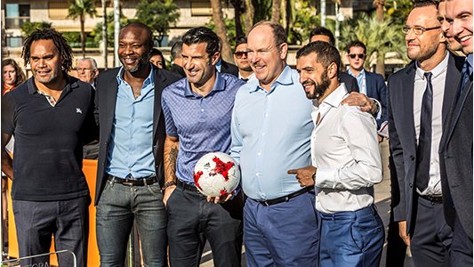 Luís Figo et Albert II s'essayent au Teqball lors du Sportel