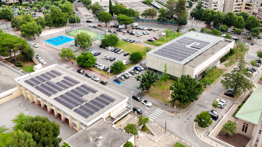 Cannes mise sur le solaire pour renforcer l'autonomie énergétique de ses bâtiments publics