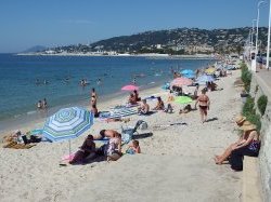 Antibes Juan-les-Pins garantit des plages propres et sécurisées tout au long de la saison estivale