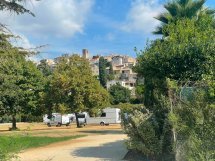 À Biot, la Ville porte plainte après l'installation illégale de six caravanes au pré de la Fontanette
