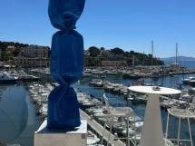 Laurence Jenkell en résidence à l'Hôtel Bleu : des bonbons monumentaux face à la Méditerranée