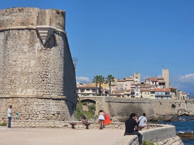 Antibes, derrière les (…)