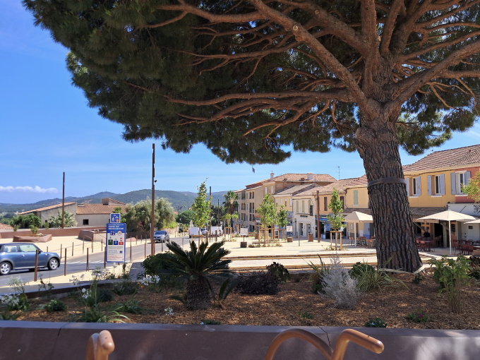 À Bormes-les-Mimosas, (…)