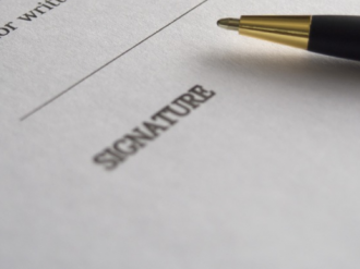 Quelle est la valeur d'une clause d'arbitrage insérée dans un projet de contrat non signé ?