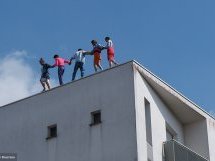 La horde dans les pavés présente une déambulation acrobatique exceptionnelle à Cannes le 28 et 29 juin