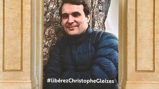 À Cannes, le portrait du journaliste Christophe Gleizes affiché à l'Hôtel de Ville