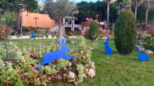 Pour les fêtes de Pâques, les lapins bleus s'installent sur les ronds-points de Carros !