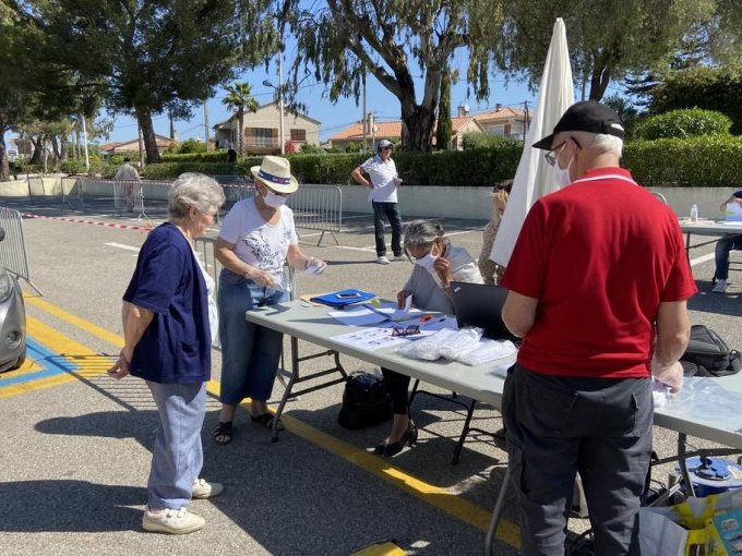 La Poste distribue des
