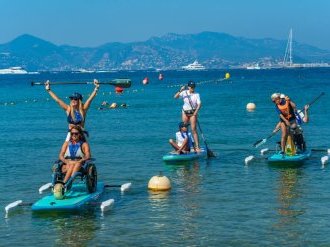 À Cannes, la Handiplage s'équipe d'un nouveau paddle adapté pour favoriser l'accès au sport pour tous