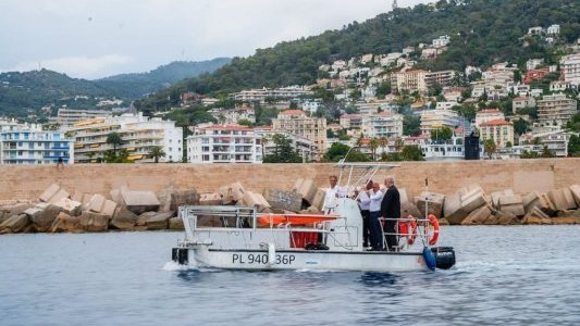 Nice se dote d'un bateau dépollueur pour protéger la baie des Anges