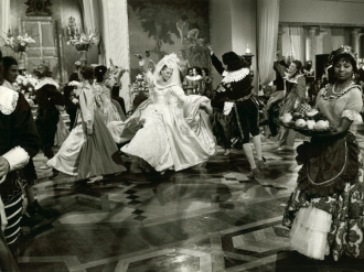 La robe de mariée d'Angélique mise aux enchères à Monaco : un pan du cinéma français chez HVMC