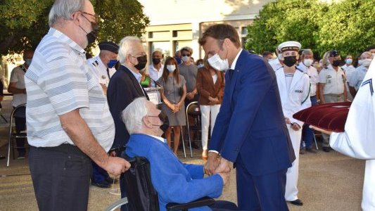 A Bormes-les-Mimosas, Emmanuel Macron rend hommage aux vétérans