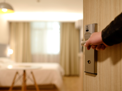 Cannes : la municipalité fait fermer un nouvel hôtel illégal rue d'Antibes