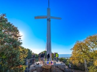Cannes : la croix monumentale de la Croix-des-Gardes réinstallée après sa chute en 2024