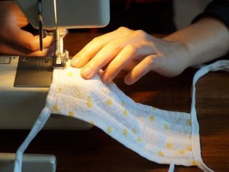 Masques textiles adaptés aux personnes en situation de handicap, le gouvernement encourage la production