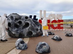 Nice : La météorite du 1er avril transformée en tirelire géante pour soutenir la Fondation Lenval