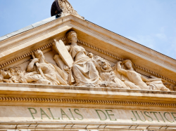 Évasion de neuf individus du centre de rétention administrative de Nice : enquêtes en cours
