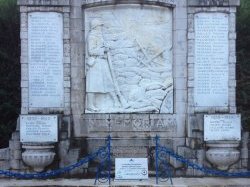 L'ESCARENE : Déplacement du monument aux morts