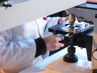 Coronavirus : la Commission mobilise 123 millions d'euros pour la recherche et l'innovation contre la menace des variants