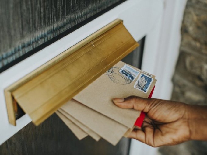 La Poste présente son (…)