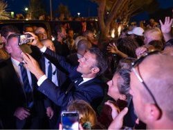 Emmanuel Macron met en garde la jeunesse française contre le chaos et la désunion
