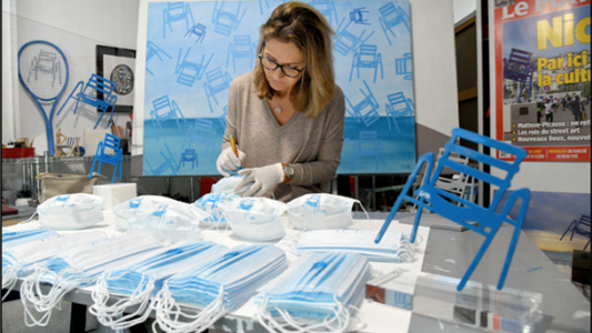 Les masques peints par l'artiste Sab au profit des ho ?pitaux de Nice séduisent les niçois !