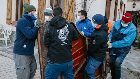Tempête Alex : des salariés de RTE volontaires aident les habitants sinistrés par les intempéries