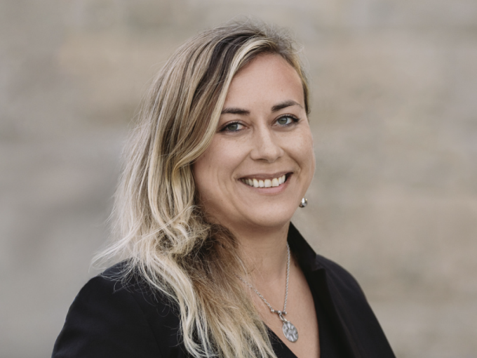 Yasmine Develle, avocate