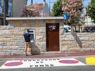 Cannes : un distributeur automatique de billets avenue de Grasse