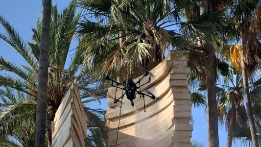 Cannes : des drones pour nettoyer la statue du Square Leclerc