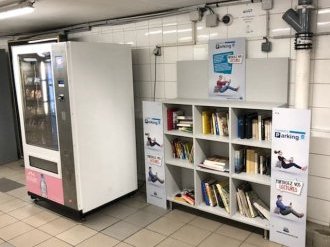 Une boite à livres dans un parking souterrain, c'est à Cannes et nulle part ailleurs !