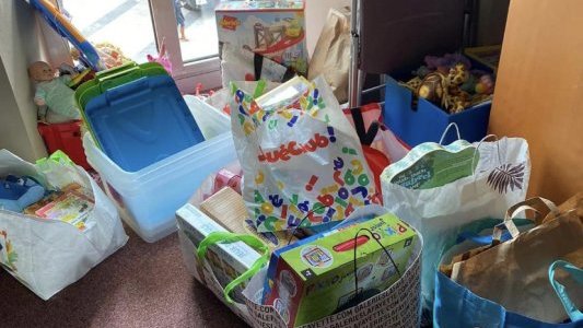 Grâce à l'UJA de NICE les enfants ont des jouets pour patienter au tribunal de Nice