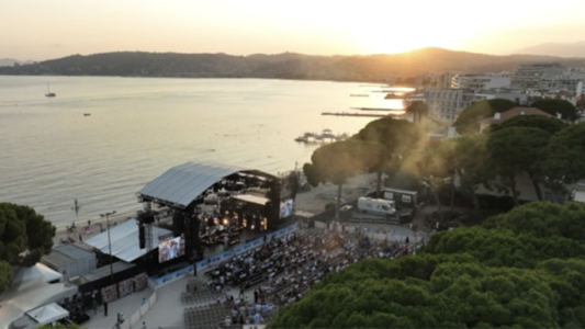 Juan-les-Pins : une saison estivale 2026 entre sport, musique et humour à la Pinède Gould