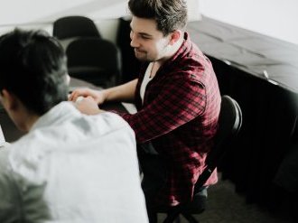 Plan « 1 jeune, 1 solution » : mise en place de l'aide à l'embauche de 4 000 euros