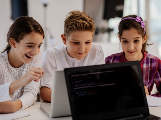Orange organise des ateliers « prêts à coder et décoder le monde numérique » pour des élèves de 3ème à La Trinité