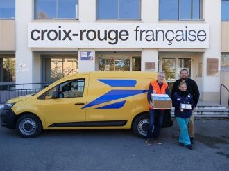 20 600 masques chirurgicaux remis par La Poste à la Croix-Rouge d'Aix