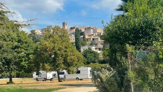 À Biot, la Ville porte plainte après l'installation illégale de six caravanes au pré de la Fontanette