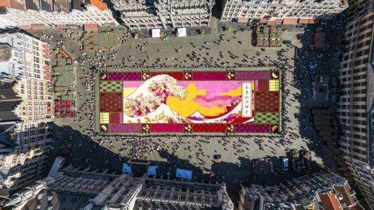 À Bruxelles, le Japon s'invite sur la Grand-Place avec un tapis de fleurs inspiré d'Hokusai
