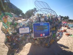 Un poisson géant à Cannes pour rappeler à tous que la mer n'est pas une poubelle