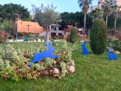 Pour les fêtes de Pâques, les lapins bleus s'installent sur les ronds-points de Carros !