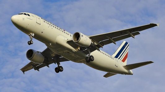 Fêtes de fin d'année : Air France ajoute des vols vers Caen, Biarritz et Rennes au départ de Nice