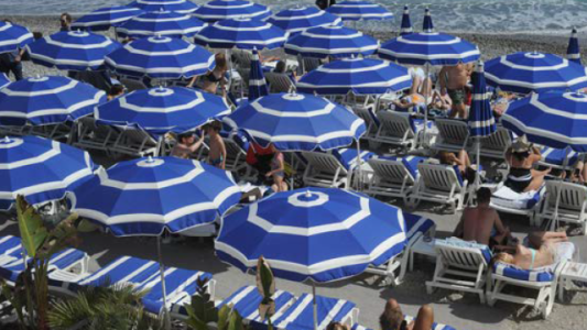 Tourisme : après les attentats, c'est le retour des "beaux jours" à Paris et sur la Côte d'Azur