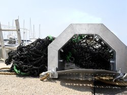 Au port Canto les déchets sont retenus dans un nouveau filet de récupération 